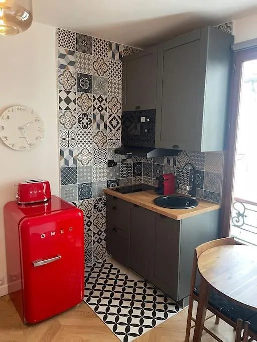 The Place To Be In Paris 0*,  Fransa